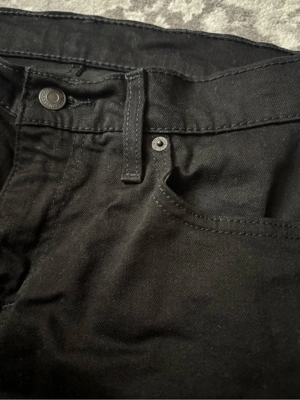 Levis slim straight
